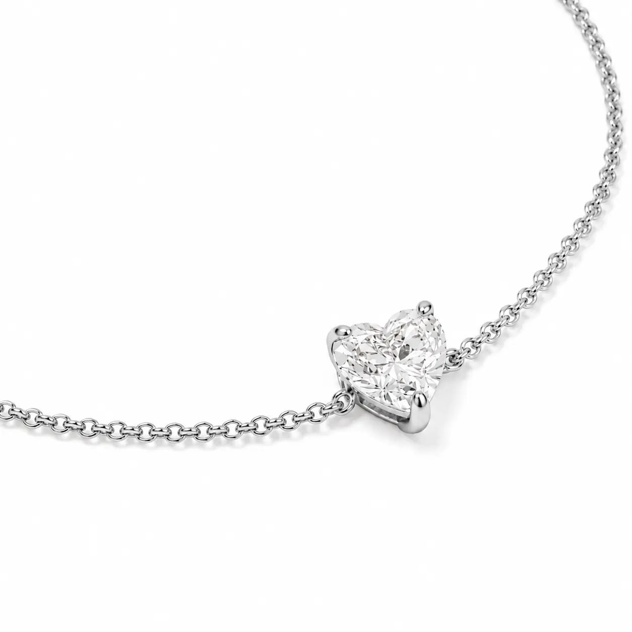 Vue détaillée du bracelet AMORA en or blanc 18 carats avec diamant taille cœur