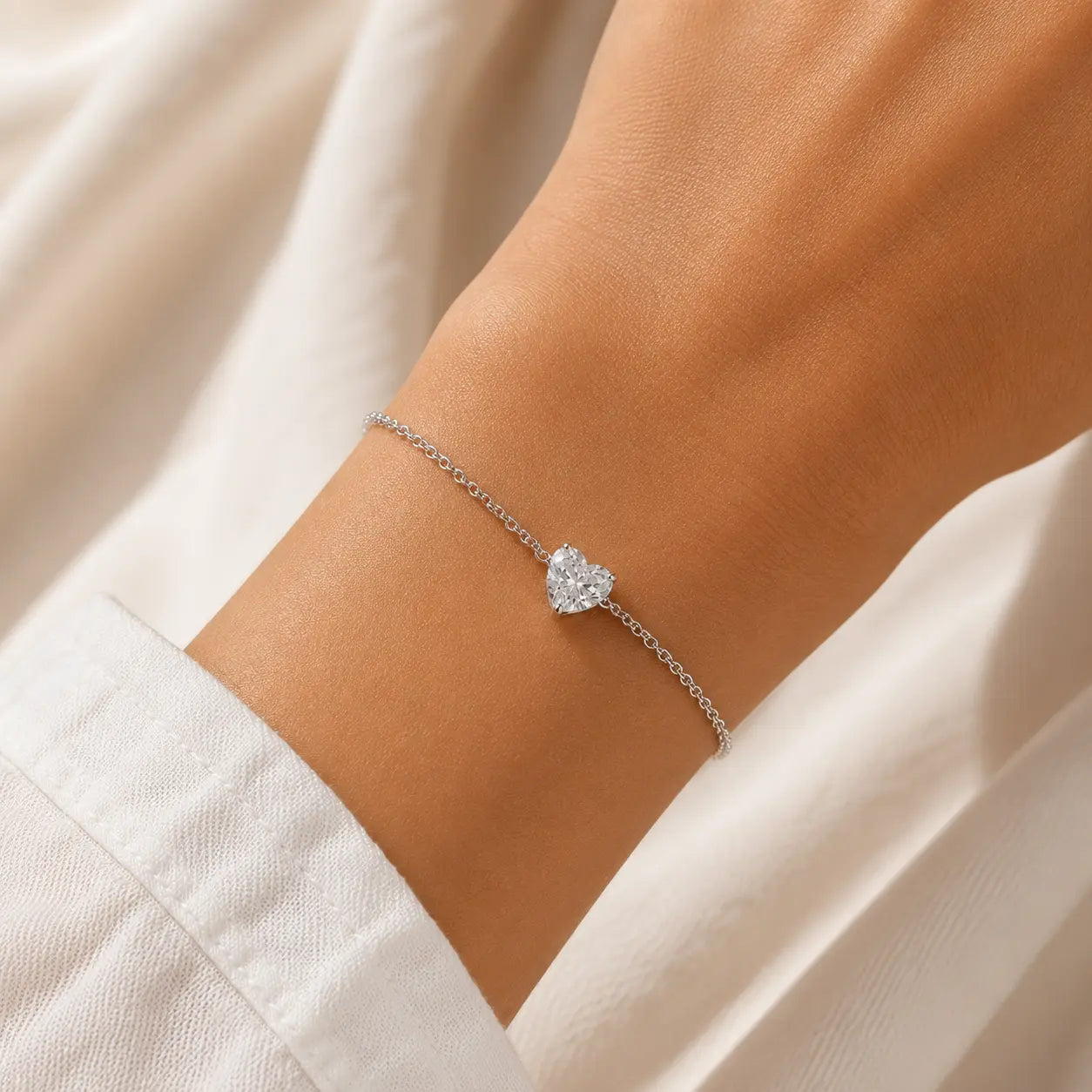Bracelet AMORA en or blanc 18 carats avec diamant taille cœur porté au poignet