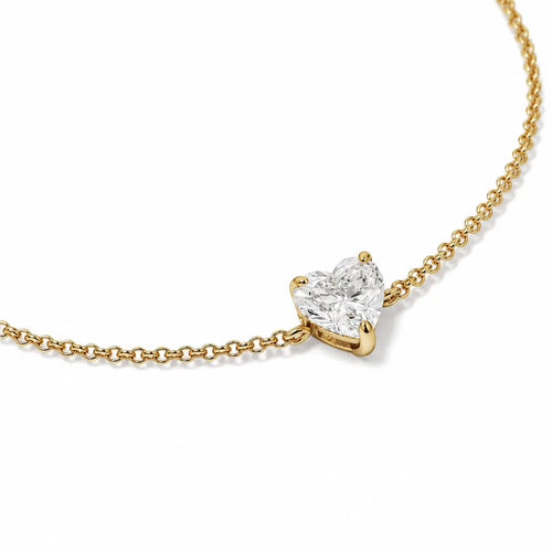 Vue détaillée du bracelet AMORA en or jaune 18 carats avec diamant taille cœur