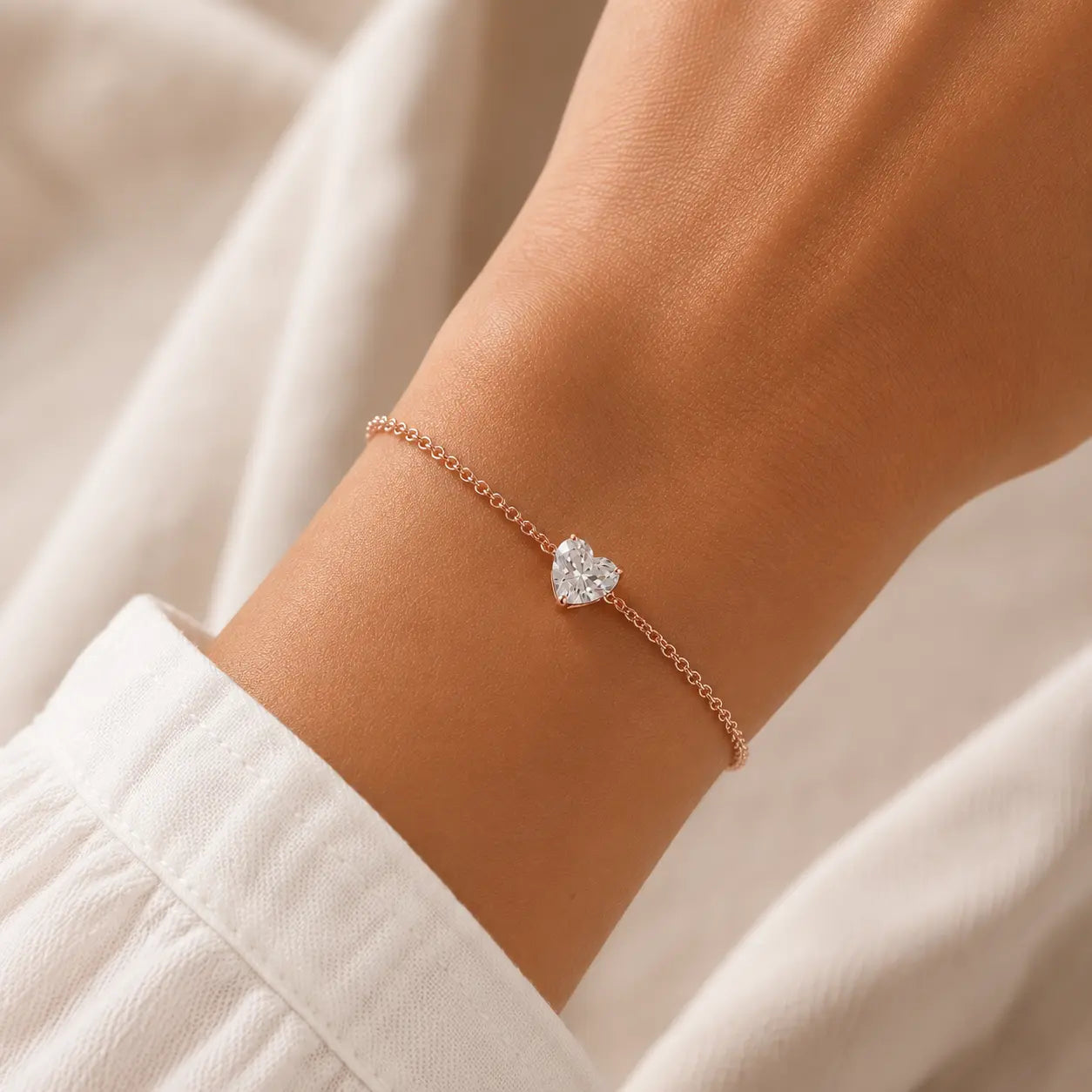 Bracelet AMORA en or rose 18 carats avec diamant taille cœur porté au poignet