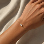 Bracelet Éclat Émeraude en or jaune 18 carats avec diamant taille émeraude porté au poignet