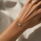 Bracelet Éclat Émeraude en or blanc 18 carats avec diamant taille émeraude porté au poignet