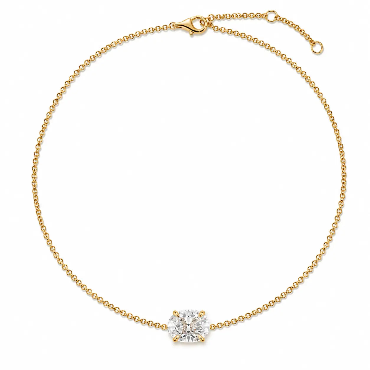 Vue complète du bracelet ORIANA en or jaune 18 carats, sublimé par un diamant taille ovale serti de quatre griffes sur une chaîne fine et délicat