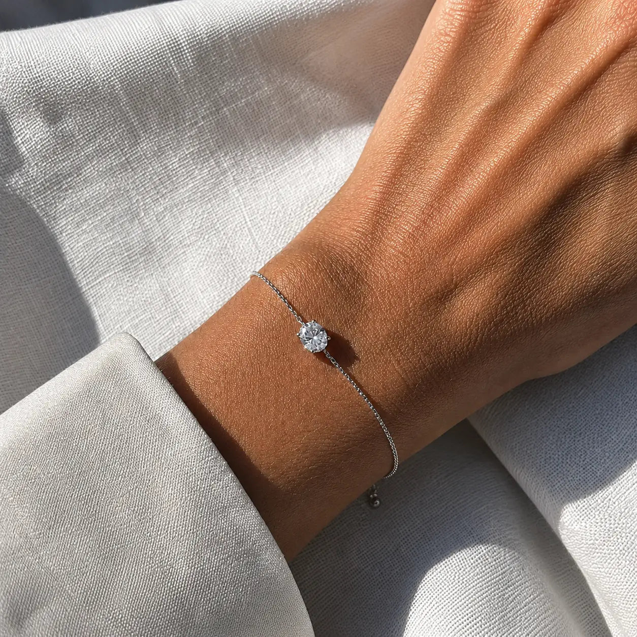 Bracelet ORIANA en or blanc 18 carats avec diamant taille ovale porté au poignet