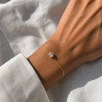 Bracelet ORIANA en or jaune 18 carats avec diamant taille ovale porté au poignet