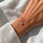 Bracelet ORIANA en or rose 18 carats avec diamant taille ovale porté au poignet