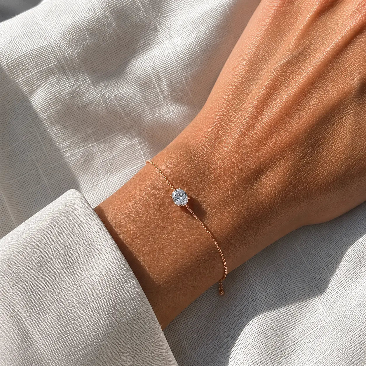 Bracelet ORIANA en or rose 18 carats avec diamant taille ovale porté au poignet