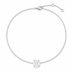 Vue complète du bracelet ORIANA en or blanc 18 carats, sublimé par un diamant taille ovale serti de quatre griffes sur une chaîne fine et délicate.