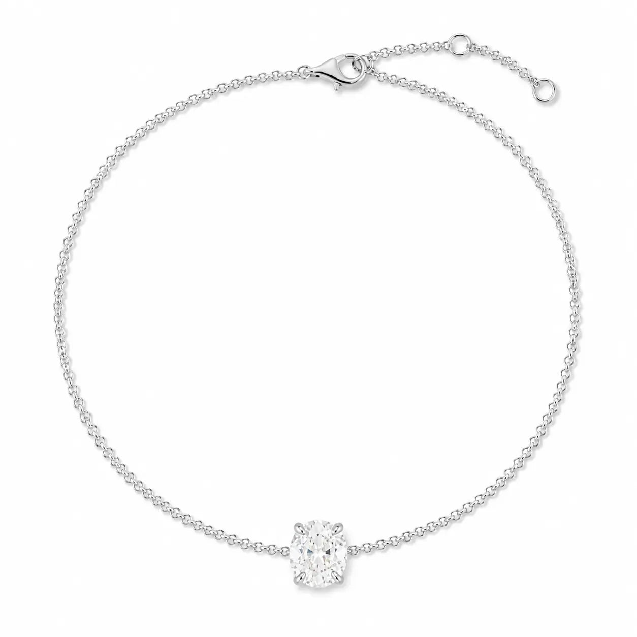 Vue complète du bracelet ORIANA en or blanc 18 carats, sublimé par un diamant taille ovale serti de quatre griffes sur une chaîne fine et délicate.