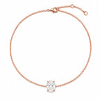 Vue complète du bracelet ORIANA en or rose 18 carats, sublimé par un diamant taille ovale serti de quatre griffes sur une chaîne fine et délicate.