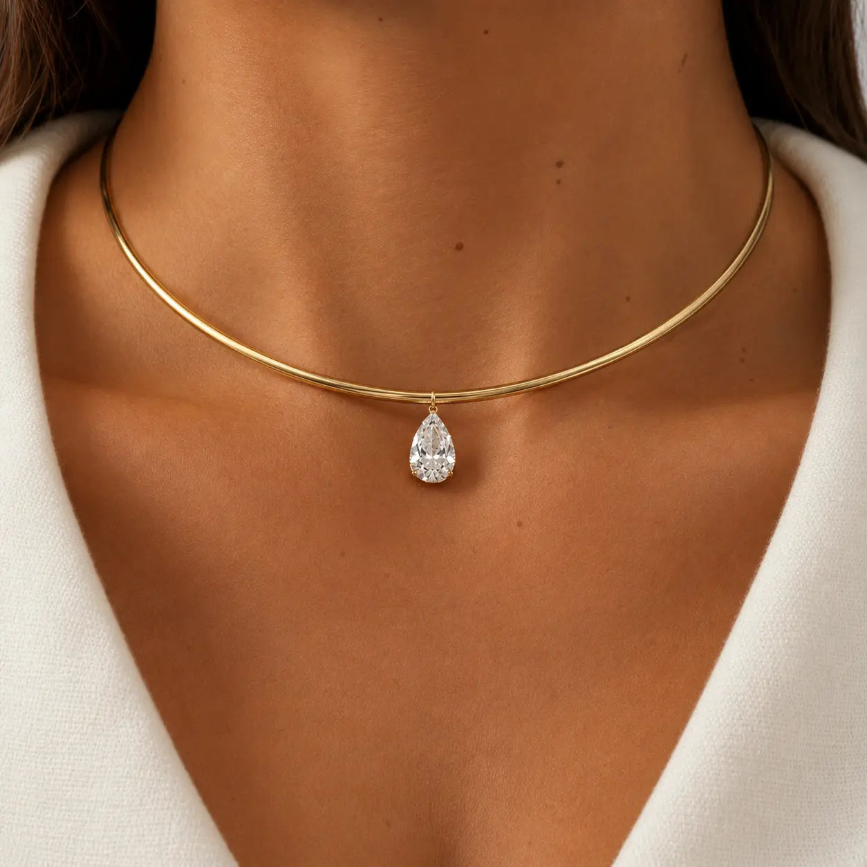 Collier rigide poire diamant