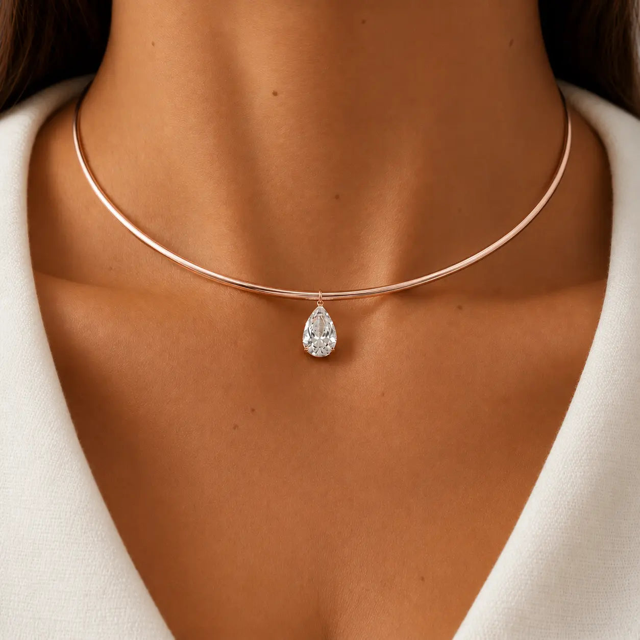 Collier rigide poire diamant