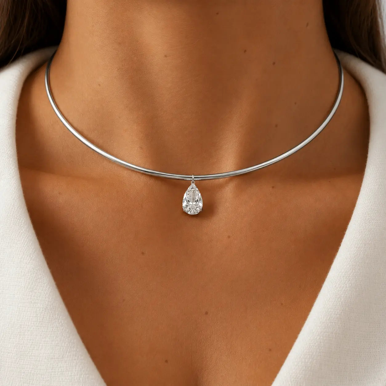 Collier rigide poire diamant