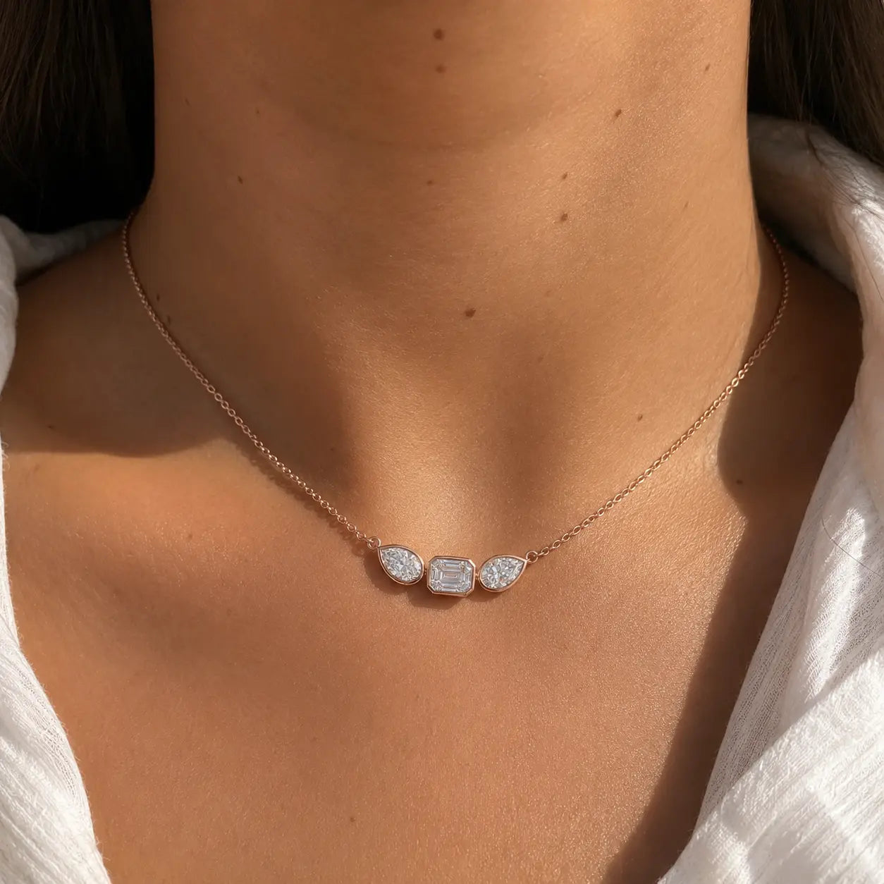 Collier double diamant poire et émeraude