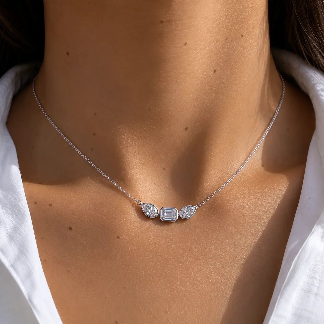 Collier double diamant poire et émeraude