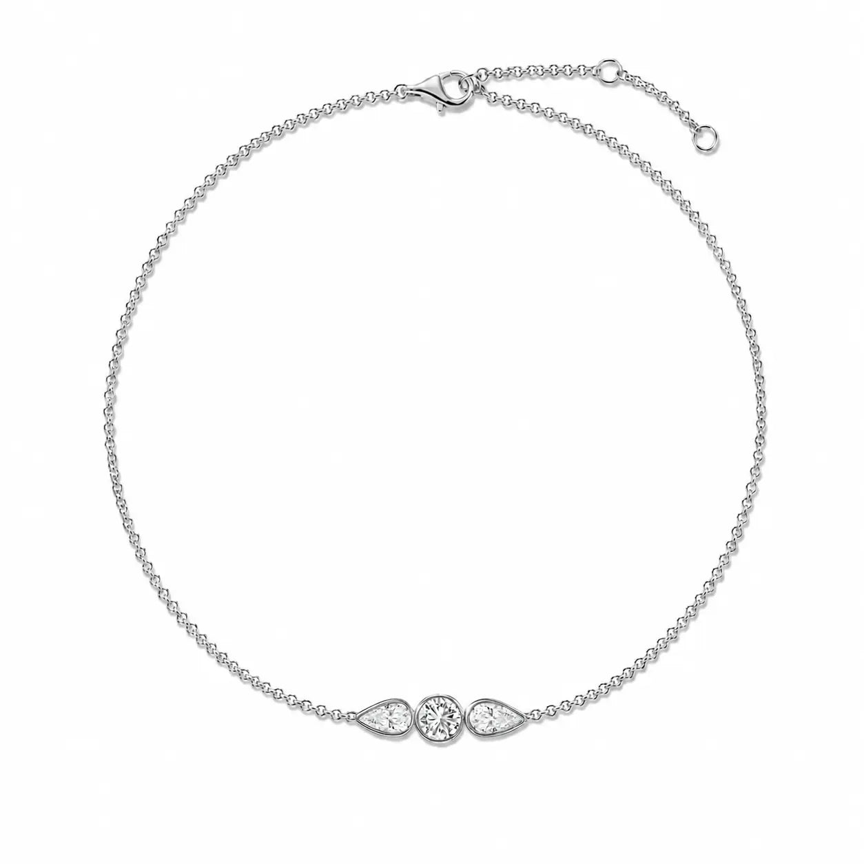 Bracelet ALBA en or blanc 18 carats serti d’un diamant rond central et de deux diamants poire.