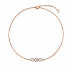Bracelet ALBA en or rose 18 carats serti d’un diamant rond central et de deux diamants poire.
