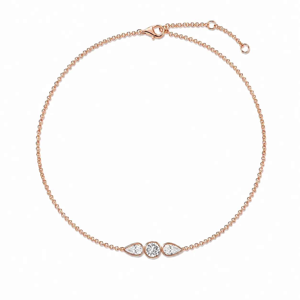 Bracelet ALBA en or rose 18 carats serti d’un diamant rond central et de deux diamants poire.