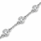 Détail des diamants ronds sertis clos du bracelet Éclat en or blanc