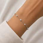 Bracelet Éclat en or blanc et diamants ronds porté au poignet