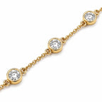 Détail des diamants ronds sertis clos du bracelet Éclat en or jaune