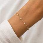Bracelet Éclat en or jaune et diamants ronds porté au poignet