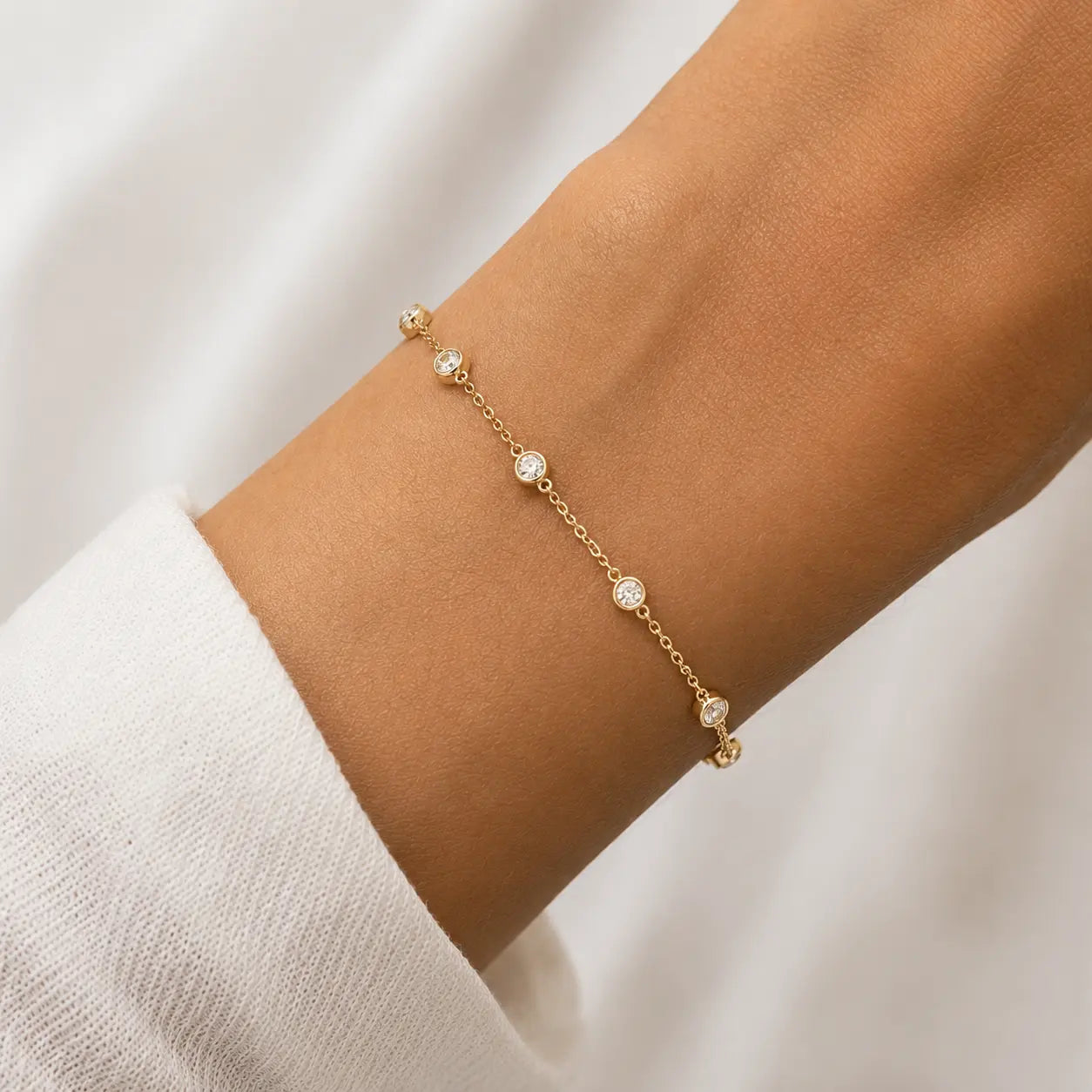 Bracelet Éclat en or jaune et diamants ronds porté au poignet