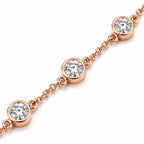 Détail des diamants ronds sertis clos du bracelet Éclat en or rose