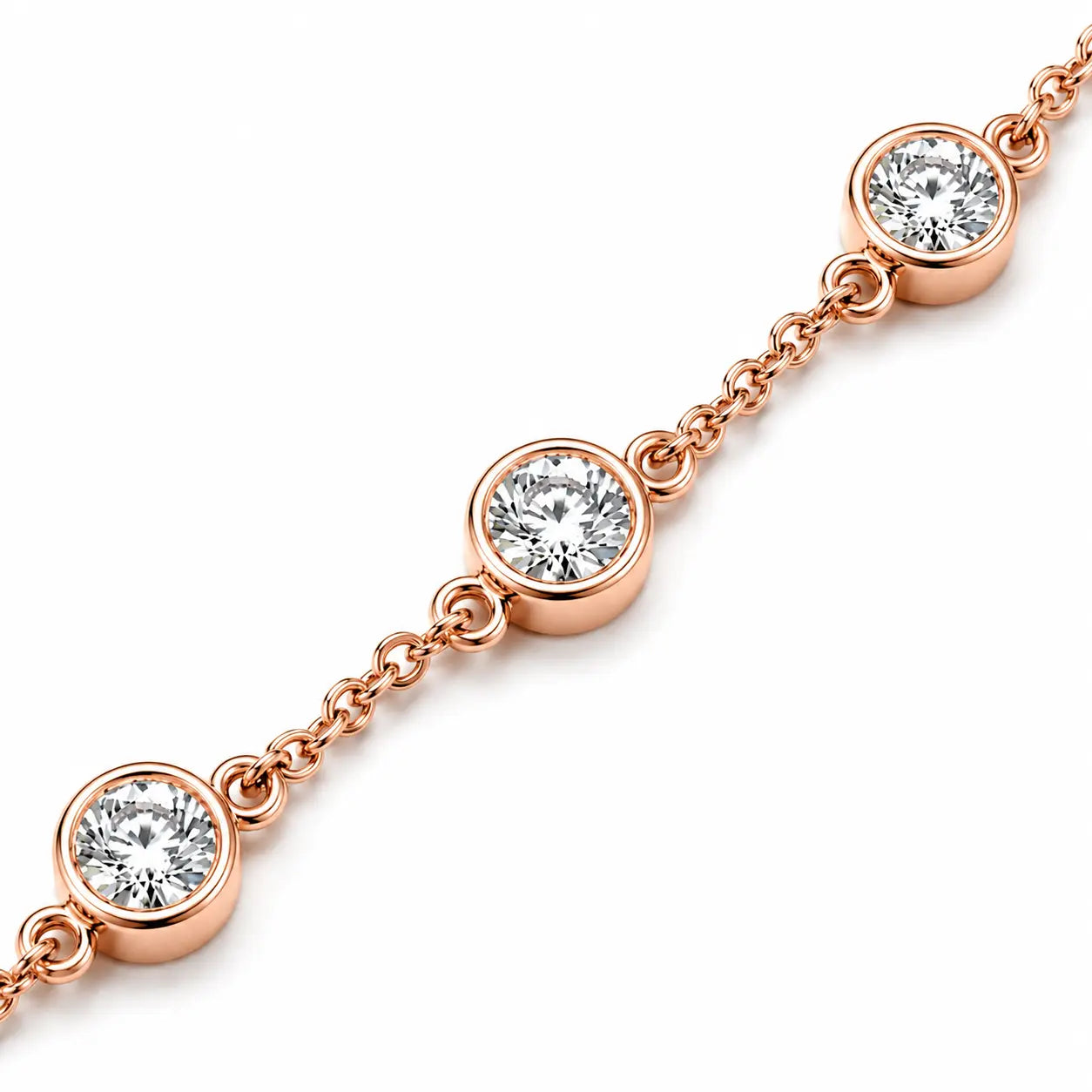 Détail des diamants ronds sertis clos du bracelet Éclat en or rose