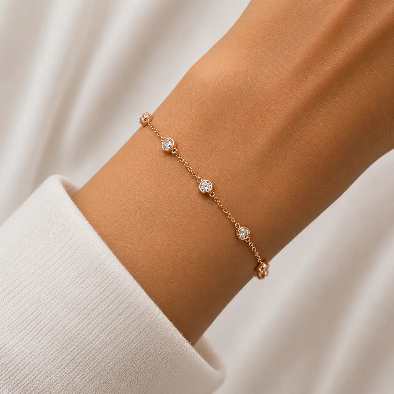 Bracelet Éclat en or rose et diamants ronds porté au poignet