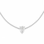 Bracelet LEANNA en or blanc 18 carats avec diamant poire de laboratoire serti griffes – gros plan sur fond blanc