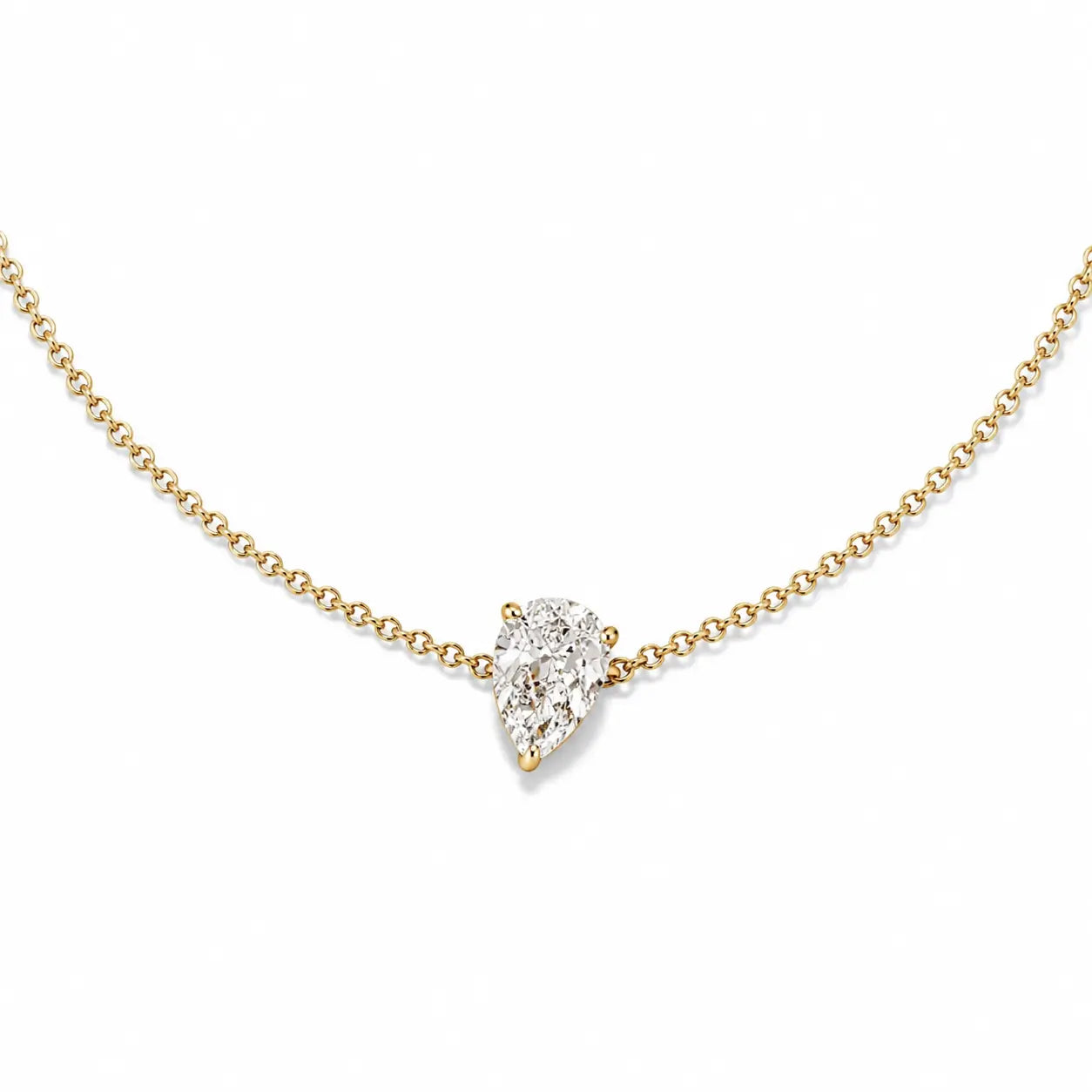 Bracelet LEANNA en or jaune 18 carats avec diamant poire de laboratoire serti griffes – gros plan sur fond blanc