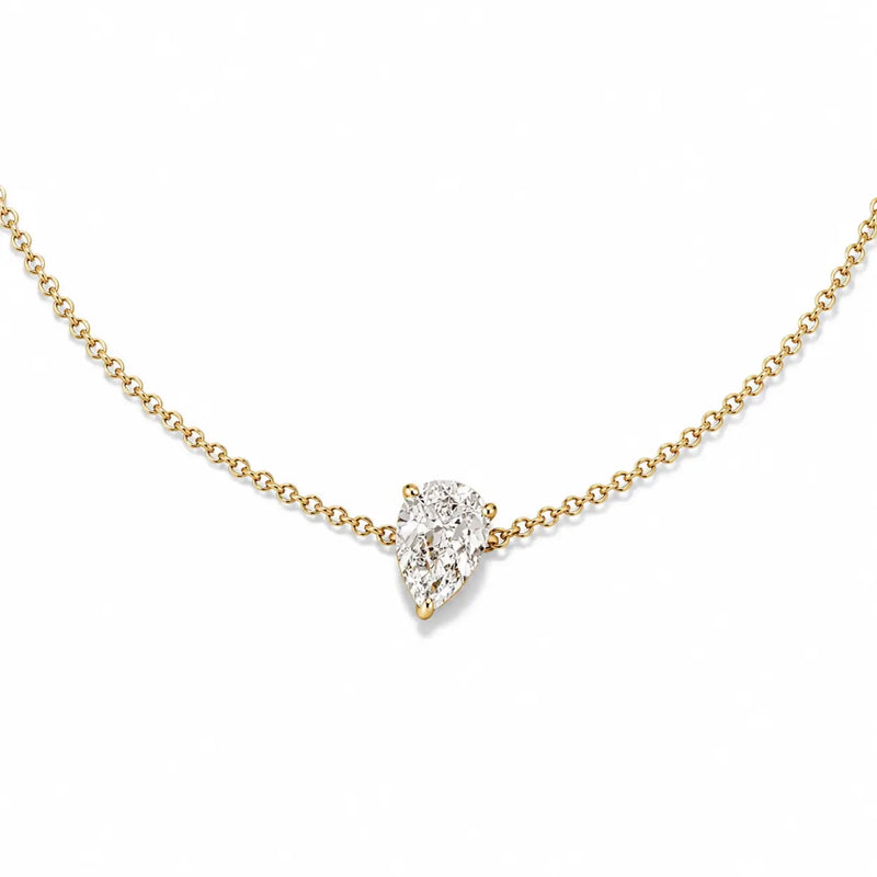 Bracelet LEANNA en or jaune 18 carats avec diamant poire de laboratoire serti griffes – gros plan sur fond blanc