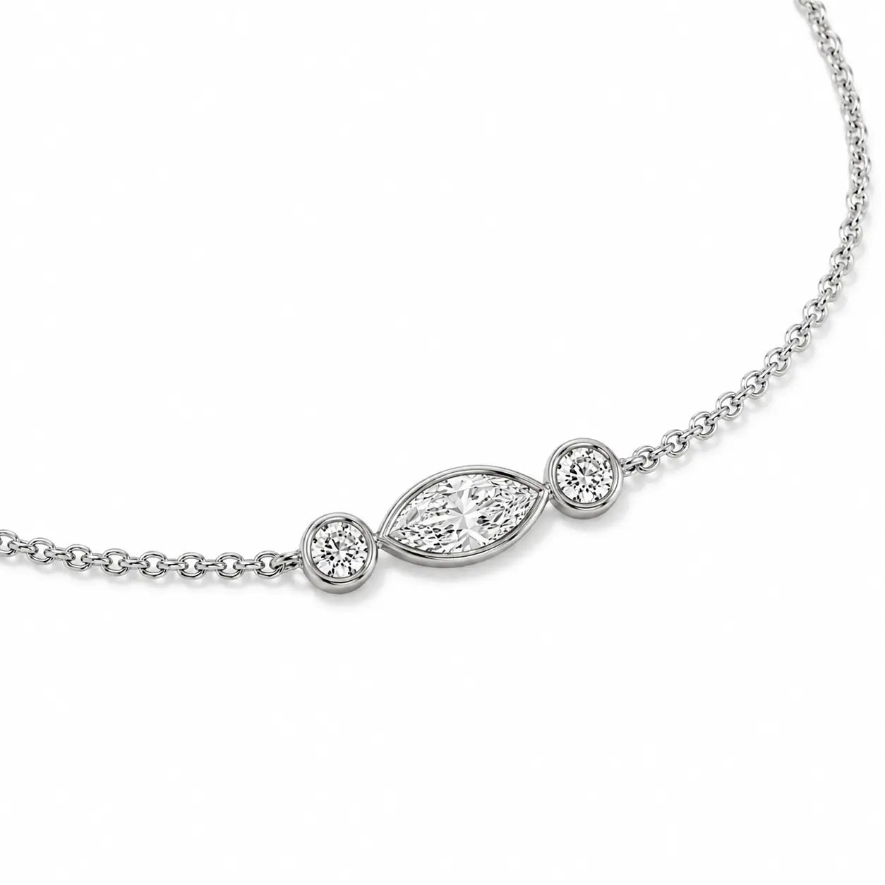 Vue détaillée du bracelet NINA en or blanc avec diamant marquise central et deux diamants ronds