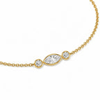 Vue détaillée du bracelet NINA en or jaune avec diamant marquise central et deux diamants ronds