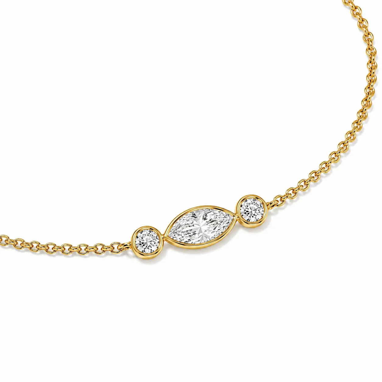 Vue détaillée du bracelet NINA en or jaune avec diamant marquise central et deux diamants ronds