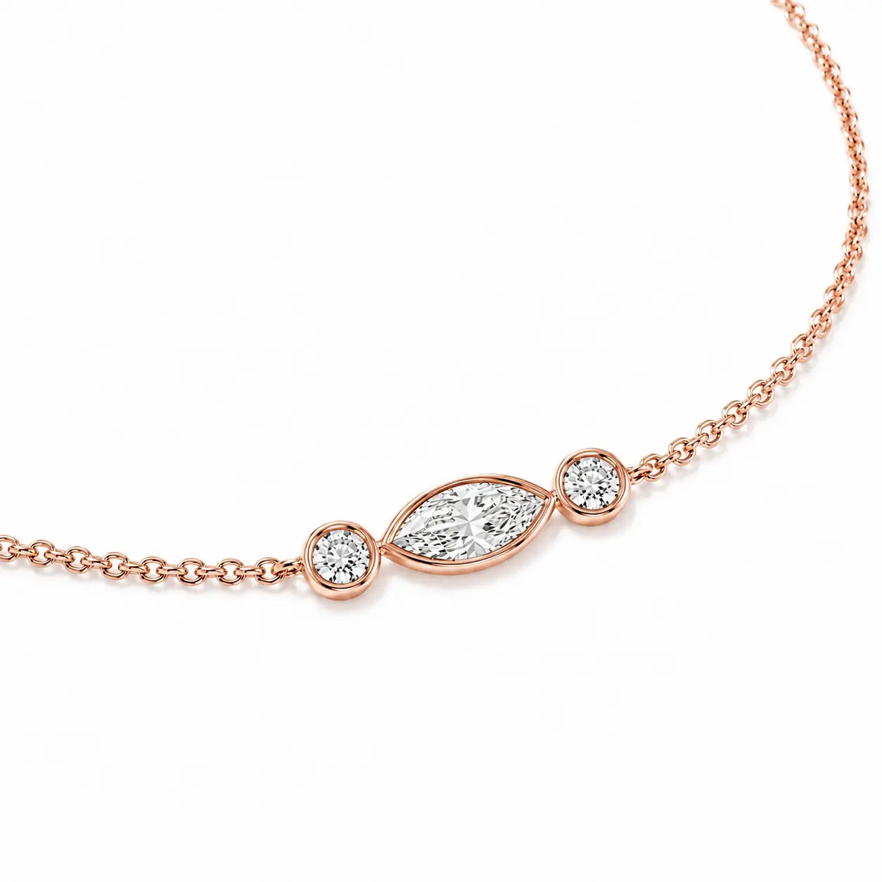Vue détaillée du bracelet NINA en or rose avec diamant marquise central et deux diamants ronds