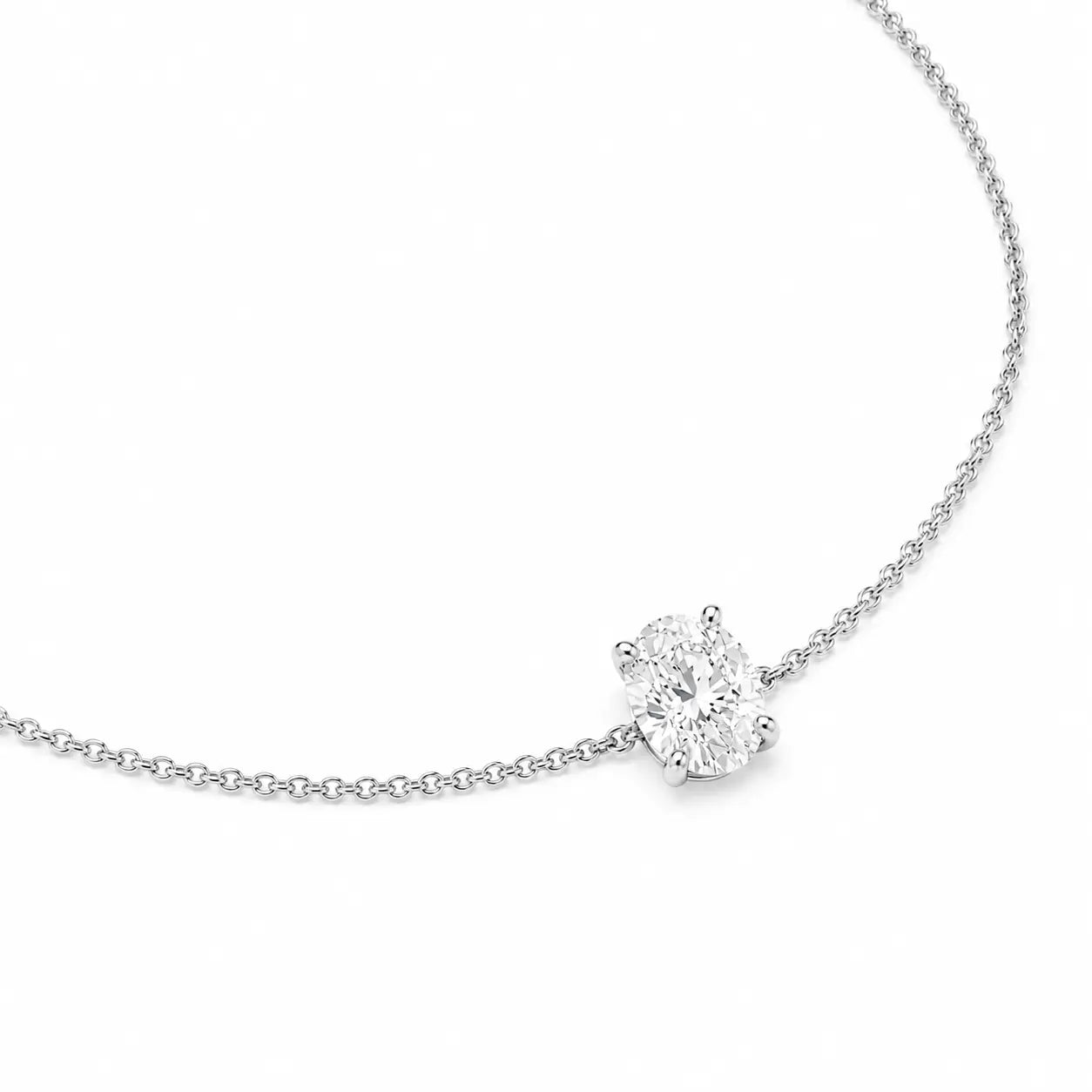 Vue détaillée du bracelet ORIANA en or blanc 18 carats avec diamant taille ovale